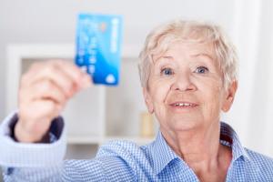 Hur man betalar en pension till ett Sberbank-kort utan pensionär: alternativ, begränsningar
